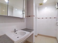Condominium for rent Pattaya showing the second bathroom 