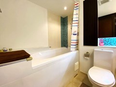 Condominium for rent Pattaya showing the second bathroom with bathtub 