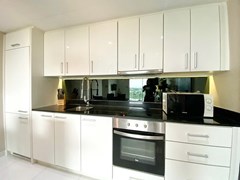 Condominium for rent on Pratumnak Hill showing the kitchen 