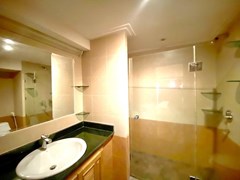 Condominium for rent Pratumnak Pattaya showing the bathroom