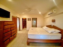 Condominium for rent Pratumnak Pattaya showing the bedroom suite 