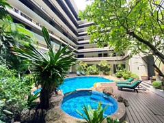 Condominium for rent Pratumnak showing the communal pool and terrace 