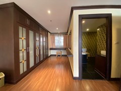 Condominium for rent Pratumnak showing the walk-in wardrobes and bathroom 