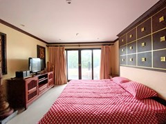 Condominium for rent Pratumnak showing the sleeping area and balcony 