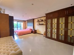 Condominium for rent Pratumnak showing the bedroom and wardrobes 