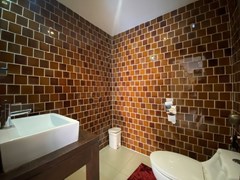 Condominium for rent Pratumnak showing the guest bathroom 