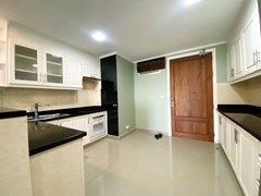 Condominium for sale Pattaya showing the large kitchen
