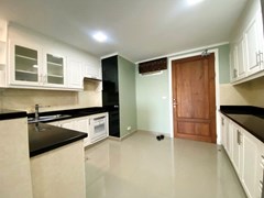 Condominium for rent Pratumnak showing the kitchen 