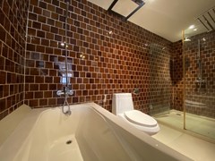 Condominium for rent Pratumnak showing the bathroom with bathtub 