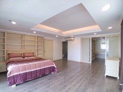 Condominium for Rent Pratumnak showing the master bedroom 