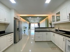 Condominium for sale Pattaya showing the kitchen