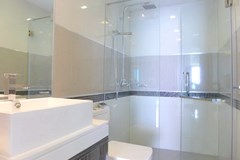 Condominium for rent Wong Amat beach Pattaya showing a bathroom