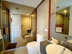 Condominium for rent Wongamat Pattaya showing the bathroom 