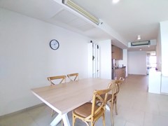 Condominium for rent Wong Amat Pattaya showing the dining and kitchen areas 
