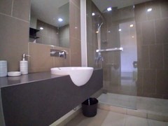 Condominium for rent Wong Amat Pattaya showing the master bathroom 