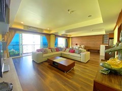 Condominium for rent Wongamat Pattaya showing the living and dining areas 
