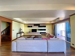 Condominium for rent Wongamat Pattaya showing the living room 