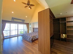 Condominium for rent Wongamat Pattaya showing the master bedroom with walk-in wardrobes 