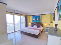 Condominium for sale Jomtien showing the bedroom and balcony 