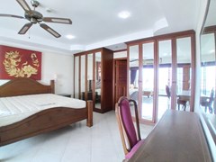 Condominium for sale Jomtien showing the dressing area 