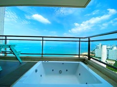 Condominium for sale Jomtien showing the Jacuzzi and sea view 