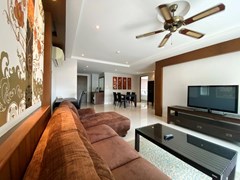 Condominium for sale Jomtien showing the living and dining areas 