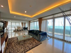 Condominium for sale Jomtien showing the living and dining areas 