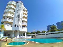 Condominium for sale Jomtien showing the pool and building 
