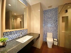 Condominium for sale Na Jomtien showing the bathroom 