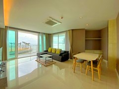 Condominium for sale Na Jomtien showing the living and dining areas 