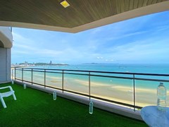 Condominium for sale Pattaya showing the balcony 