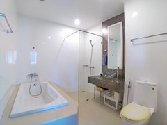 Condominium for sale Pattaya showing the bathroom