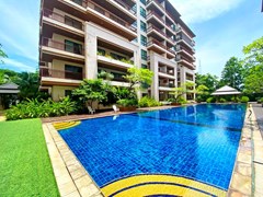 Condominium for Sale Pattaya showing the condo building 