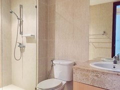 Condominium for sale Pattaya showing the second bathroom