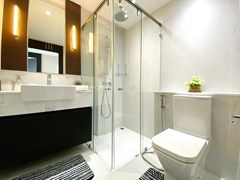 Condominium for sale Pratumnak Hill showing the second bathroom 