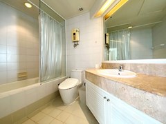 Condominium for sale Pratumnak showing the master bathroom 