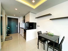 Condominium for sale Wong Amat Pattaya showing the dining and kitchen areas 