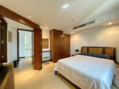 Condominium for rent Pattaya showing the bedroom and wardrobes 