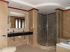 Condominium for sale Jomtien Pattaya showing the ensuite bathroom