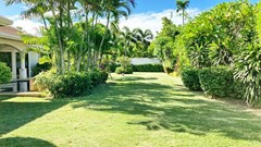 House for rent Jomtien Park Villas showing the large garden 