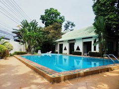 House for Rent East Pattaya showing the communal swimming pool 