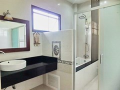 House for Rent East Pattaya showing the master bathroom with bathtub 