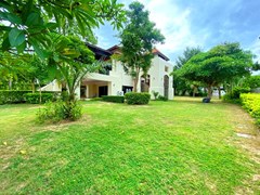 House for rent East Pattaya showing the garden 