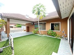 House for rent East Pattaya showing the garden 