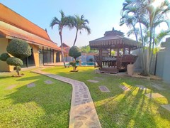 House for rent East Pattaya showing the garden and sala 