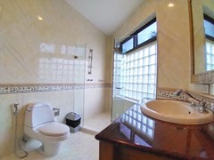 House for rent East Pattaya showing the guest bathroom  