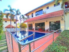 House for rent East Pattaya showing the house and private pool 