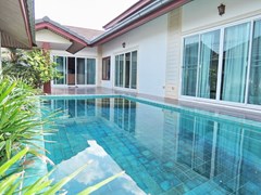 House for rent East Pattaya showing the private swimming pool 