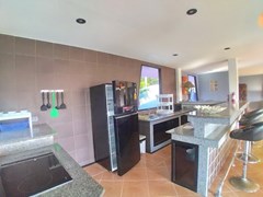 House for rent East Pattaya showing the kitchen and breakfast bar 