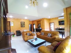 House for rent East Pattaya showing the living and dining areas 